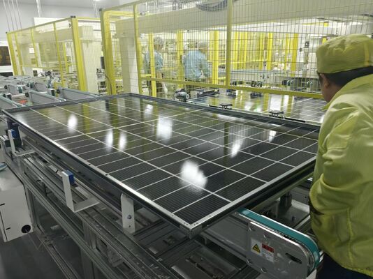 Un buen precio. Cuadro de acero fuerte para paneles solares que combina una alta resistencia a la corrosión y cualidades flexibles versátiles para el soporte de energía solar en línea