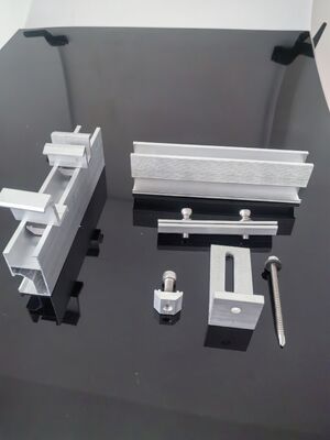 Un buen precio. Sistema de montaje de paneles solares de techo de baldosas con soporte de pie en L en línea