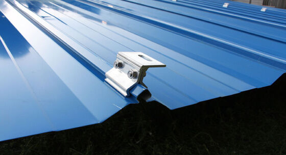 Un buen precio. Sistema de montaje solar con abrazadera para techo metálico, diseño impermeable en línea