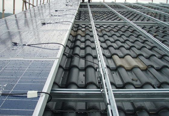 Un buen precio. Sistemas echados buen Apperance del montaje del tejado del panel solar del tejado en línea