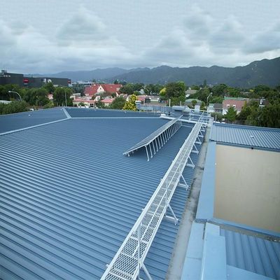 Un buen precio. 0.5mm-15m m echaron sistemas derechos trapezoidales del montaje del tejado del panel solar de la costura de las estructuras fotovoltaicas acanaladas en línea